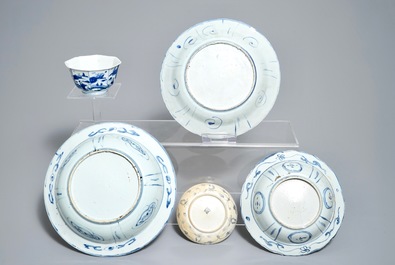 Cinq bols et assiettes en porcelaine de Chine bleu et blanc, Wanli, Tianqi et &eacute;poque Transition