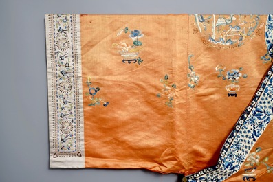 Een Chinees geborduurd zijden gewaad met oranje fondkleur, 19e eeuw