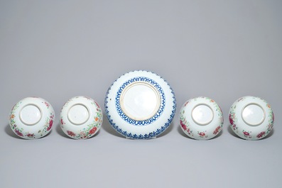 Four Chinese famille rose bowls and a blue and white Islamic market charger, 17/18e eeuw