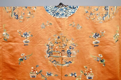 Een Chinees geborduurd zijden gewaad met oranje fondkleur, 19e eeuw