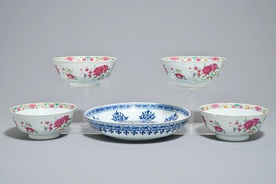 Four Chinese famille rose bowls and a blue and white Islamic market charger, 17/18e eeuw