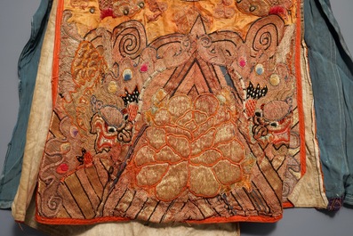 A Chinese gold-thread embroidered silk opera costume with dragon design, 19/20th C.