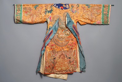 A Chinese gold-thread embroidered silk opera costume with dragon design, 19/20th C.