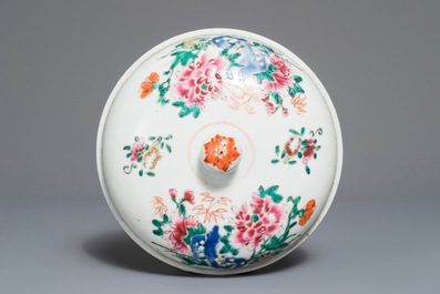 Een ronde Chinese famille rose dekselterrine met floraal decor, Qianlong