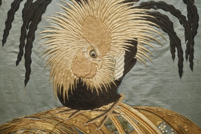 Een Japans zijden borduurwerk met een haan op een o-daikotrommel, Edo of Meiji, 19e eeuw