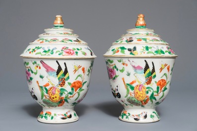 Une paire de bols couverts en porcelaine de Chine famille rose de Canton, 19&egrave;me