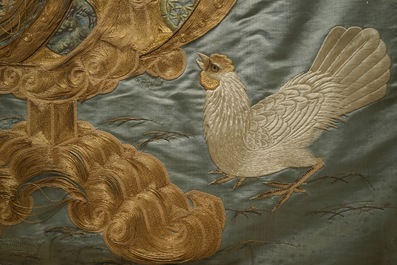 Une broderie en soie figurant un coq sur un tambour o-daiko, Edo ou Meiji, 19&egrave;me