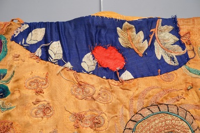 A Chinese gold-thread embroidered silk opera costume with dragon design, 19/20th C.