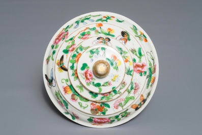 A pair of Chinese Canton famille rose covered bowls, 19th C.