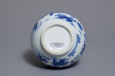 Un vase de forme bouteille en porcelaine de Chine bleu et blanc &agrave; d&eacute;cor figuratif, &eacute;poque Transition