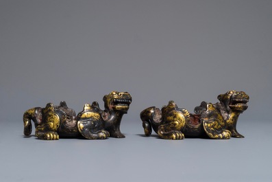 Een paar Chinese verguld bronzen fabeldieren met sporen van zegelwas, Han of later