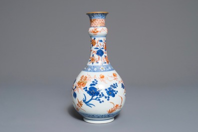 Een flesvormige Chinese Imari-stijl vaas met floraal decor, Kangxi