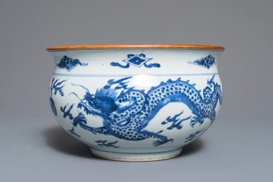 Un br&ucirc;le-parfum en porcelaine de Chine bleu et blanc aux dragons, Kangxi