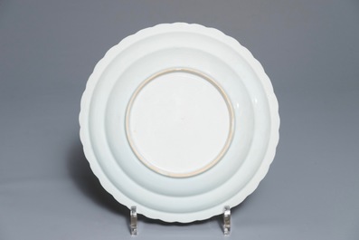 Trois assiettes et un plat ovale en porcelaine de Chine famille rose, 18/19&egrave;me