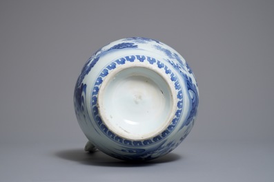 Une verseuse en porcelaine de Chine bleu et blanc &agrave; d&eacute;cor figuratif, &eacute;poque Transition