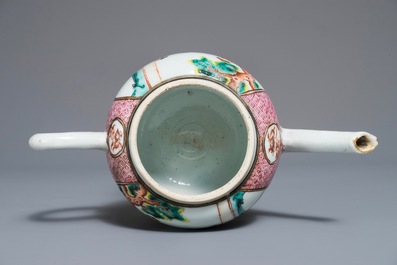 Een Chinees famille rose theeservies met mandarijns decor, Qianlong