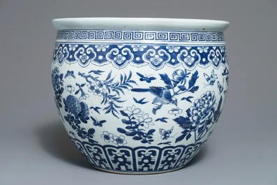 Un plat et un aquarium en porcelaine de Chine bleu et blanc, Kangxi et 19&egrave;me