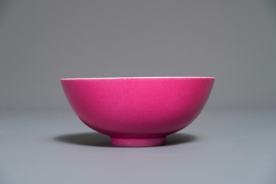 Un bol en porcelaine de Chine rose monochrome, marque de Jiaqing, 19/20&egrave;me