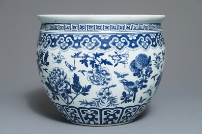 Een Chinese blauwwitte schotel en een viskom met floraal decor, Kangxi en 19e eeuw