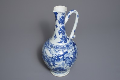 Une verseuse en porcelaine de Chine bleu et blanc &agrave; d&eacute;cor figuratif, &eacute;poque Transition