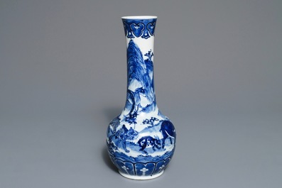 Un vase de forme bouteille en porcelaine de Chine bleu et blanc, marque de Xuande, 19&egrave;me