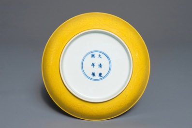 Une coupe en porcelaine de Chine jaune monochrome &agrave; d&eacute;cor incis&eacute; de rinceaux de lotus, marque de Kangxi, 20&egrave;me