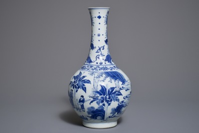 Een Chinese blauwwitte flesvormige vaas met figuratief decor rondom, Transitie periode