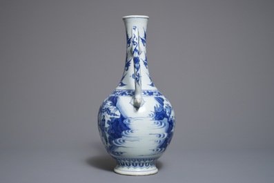 Une verseuse en porcelaine de Chine bleu et blanc &agrave; d&eacute;cor figuratif, &eacute;poque Transition