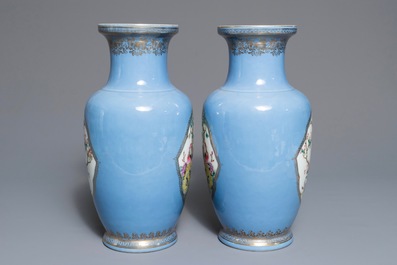 Une paire de vases en porcelaine de Chine famille rose sur fond bleu de lavande, marque de Qianlong, R&eacute;publique, 20&egrave;me