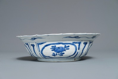 Un bol en porcelaine de Chine bleu et blanc de type kraak &agrave; d&eacute;cor d'un panier fleuri, Wanli