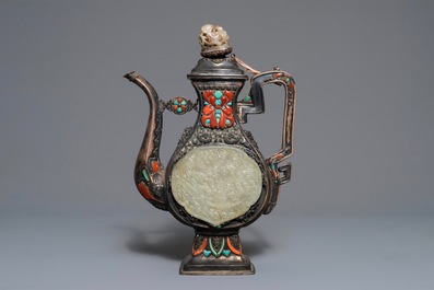 Une aigui&egrave;re argent&eacute;e et son couvercle incrust&eacute;e de corail, jade et turquoise, Tibet ou Mongolie, 19/20&egrave;me