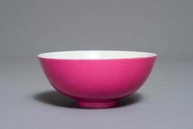 Un bol en porcelaine de Chine rose monochrome, marque de Jiaqing, 19/20&egrave;me