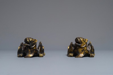 Een paar Chinese verguld bronzen fabeldieren met sporen van zegelwas, Han of later