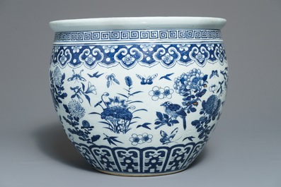 Een Chinese blauwwitte schotel en een viskom met floraal decor, Kangxi en 19e eeuw