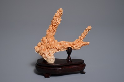 Deux figures en corail sculpt&eacute; sur socles en bois, Chine, 19/20&egrave;me
