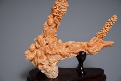 Twee Chinese koralen sculpturen op houten sokkel, 19/20e eeuw