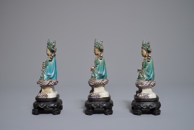 Trois figures de Bouddha en &eacute;maille sur biscuit, Chine, 19&egrave;me