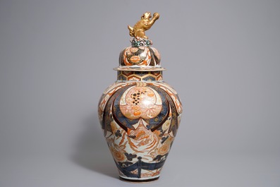 A large Japanese Imari vase and cover, Edo, 17/18th C.