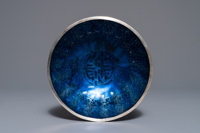 Un bol ajour&eacute; en argent mont&eacute; d'un int&eacute;rieur en verre bleu, Chine, 19/20&egrave;me