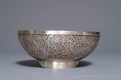 A Chinese reticulated silver bowl with blue glass interior, 19/20th C.