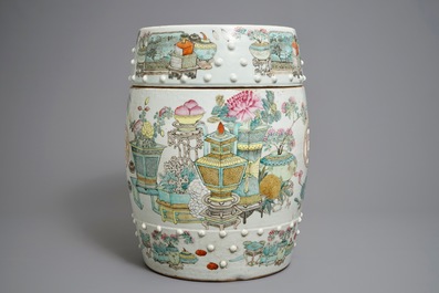 Un tabouret en porcelaine de Chine qianjiang cai &agrave; d&eacute;cor d'antiquit&eacute;s, 19/20&egrave;me