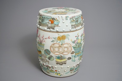 Un tabouret en porcelaine de Chine qianjiang cai &agrave; d&eacute;cor d'antiquit&eacute;s, 19/20&egrave;me