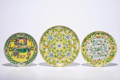 Six assiettes en porcelaine de Chine bleu et blanc et famille jaune, 19&egrave;me