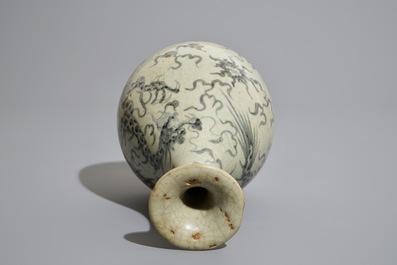 Un vase de forme bouteille &agrave; d&eacute;cor d'un dragon, Sawankhalok, Tha&iuml;lande, 17&egrave;me