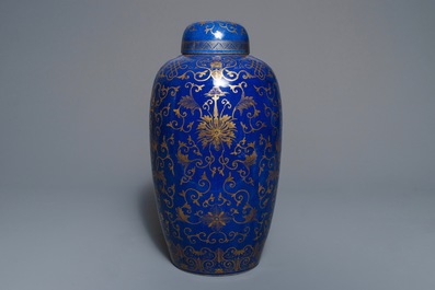 Een grote Chinese poederblauwe en vergulde dekselpot, 19e eeuw