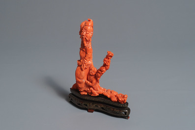 Une figure d'un sage avec enfant en corail rouge sculpt&eacute;, Chine, 19/20&egrave;me