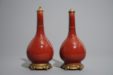 Une paire de vases en porcelaine de Chine sang de boeuf aux montures en bronze dor&eacute;, 19&egrave;me