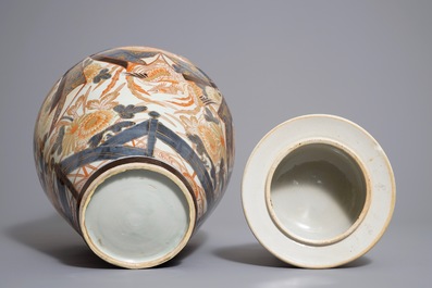 Un grand vase couvert en porcelaine Imari de Japon, Edo, 17/18&egrave;me