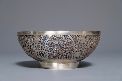 A Chinese reticulated silver bowl with blue glass interior, 19/20th C.