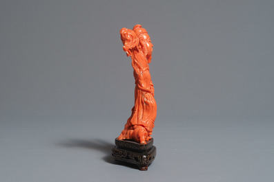 A Chinese carved red coral figure of a sage with a child, 19/20th C.